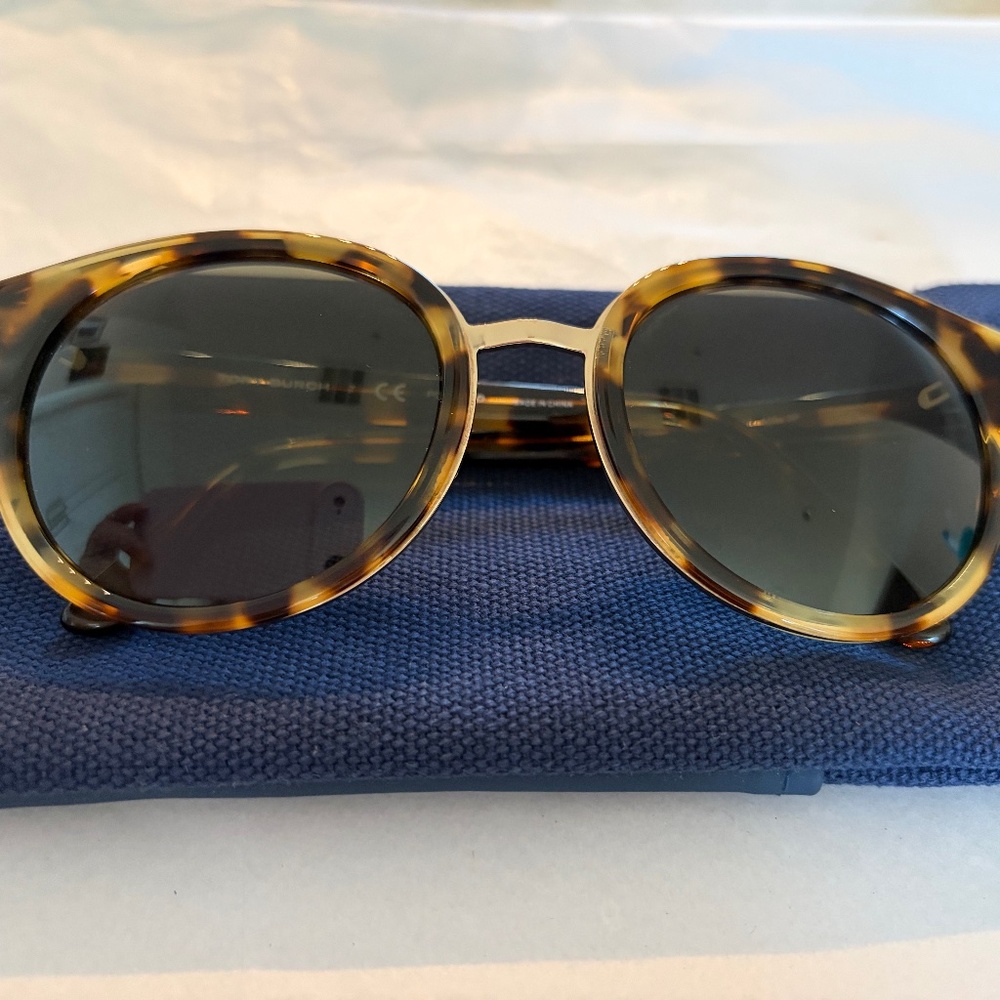 Tory Burch Sunglasses - Color Havana - Model TY7062